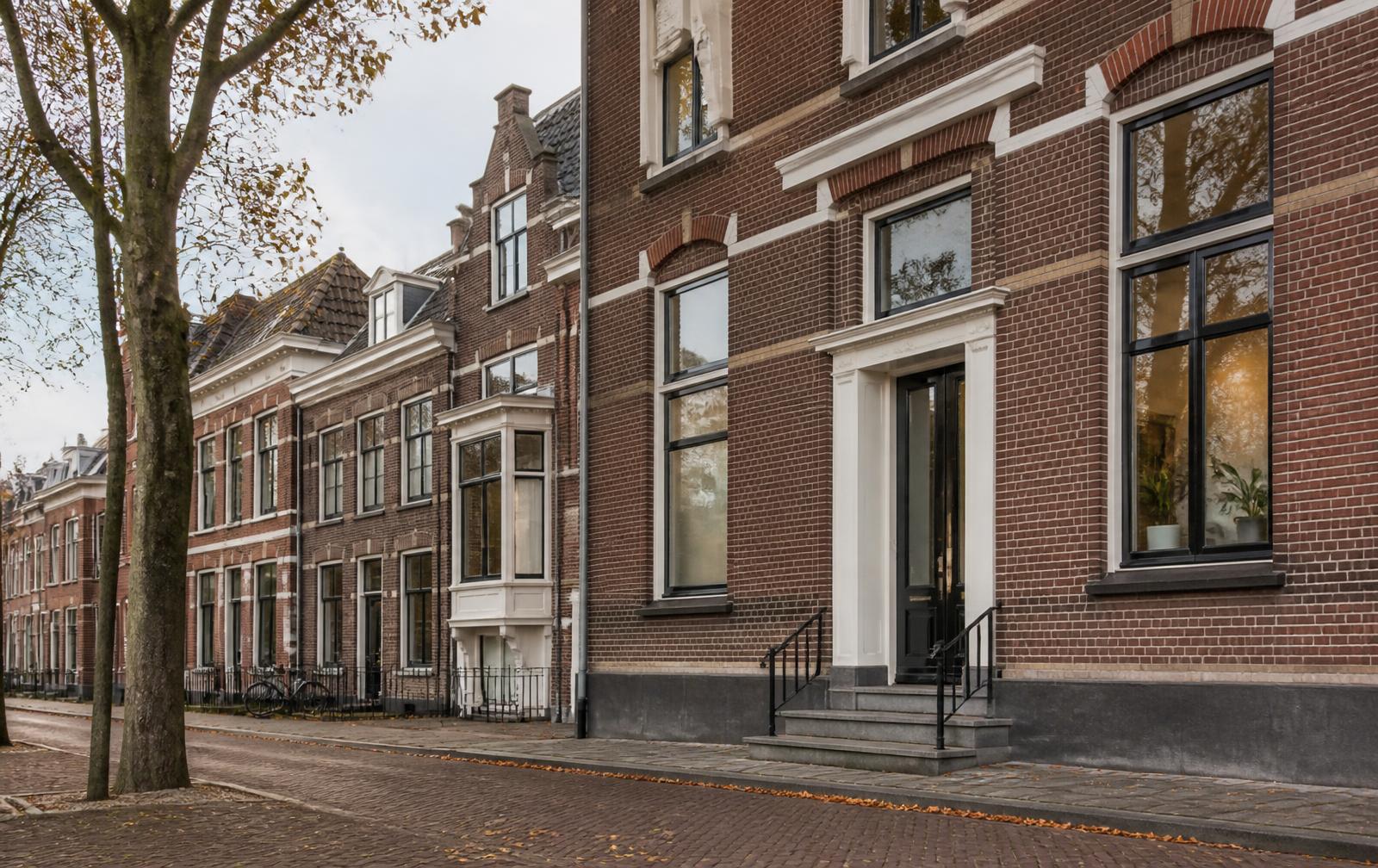 Gerestaureerd herenhuis met de praktijkingang aan de Maliebaan in Utrecht
